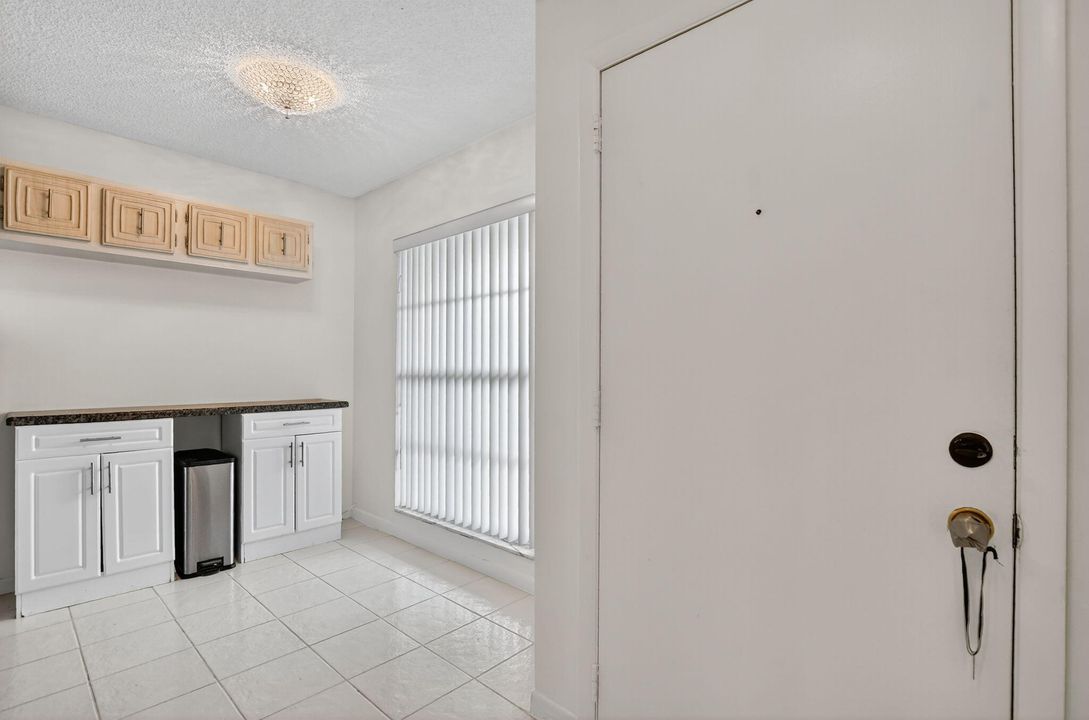 For Sale: $239,000 (2 beds, 1 baths, 908 Square Feet)
