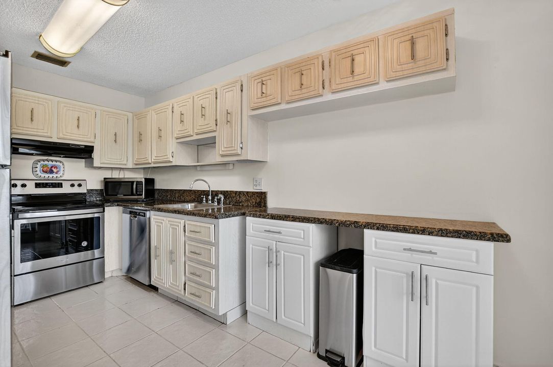 For Sale: $239,000 (2 beds, 1 baths, 908 Square Feet)