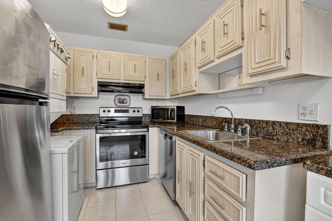 For Sale: $239,000 (2 beds, 1 baths, 908 Square Feet)