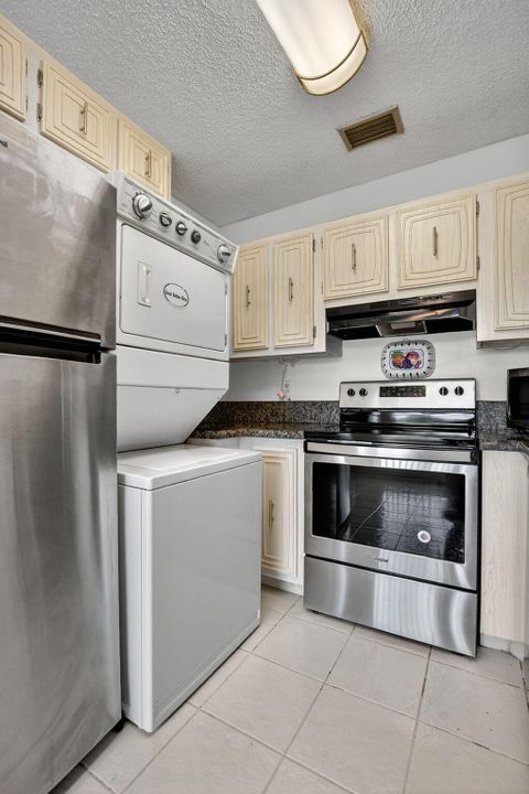 For Sale: $239,000 (2 beds, 1 baths, 908 Square Feet)