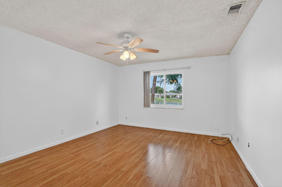 For Sale: $239,000 (2 beds, 1 baths, 908 Square Feet)