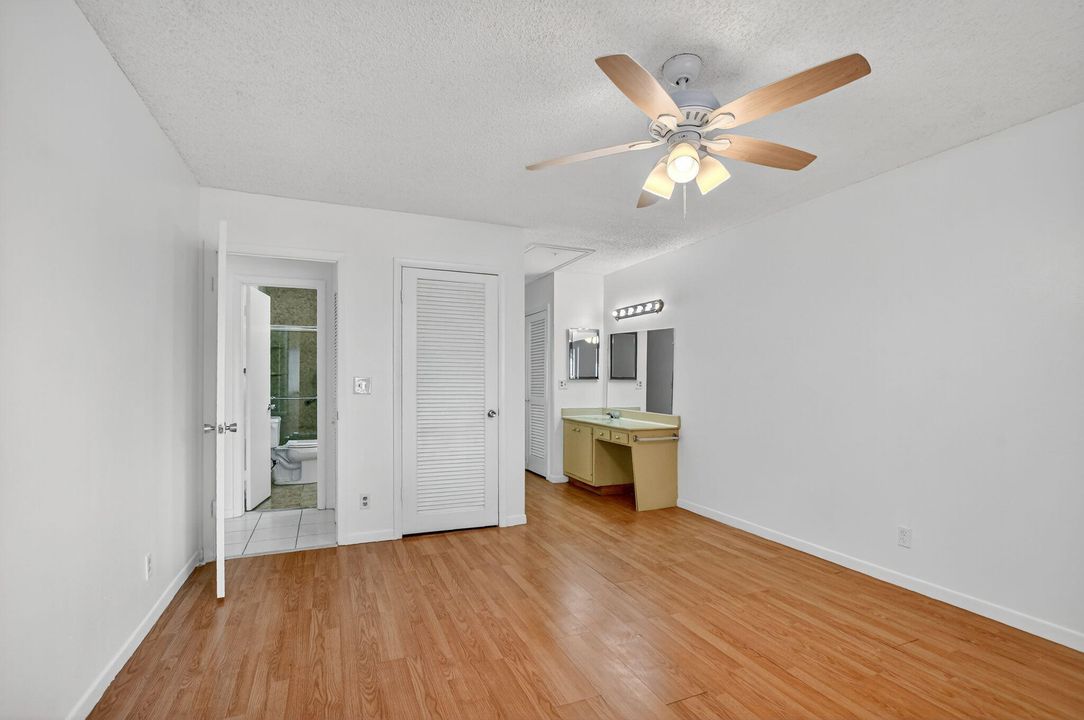 For Sale: $239,000 (2 beds, 1 baths, 908 Square Feet)