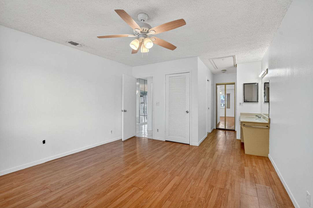 For Sale: $239,000 (2 beds, 1 baths, 908 Square Feet)