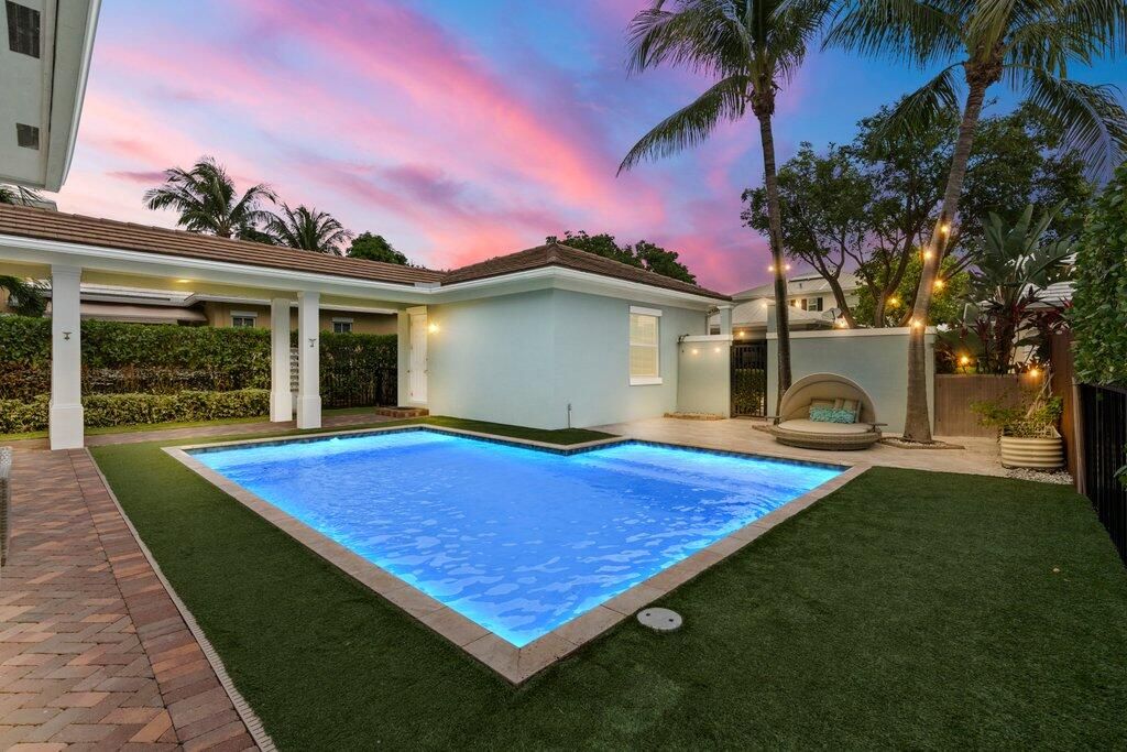 合同活跃: $1,099,000 (4 贝兹, 3 浴室, 2720 平方英尺)