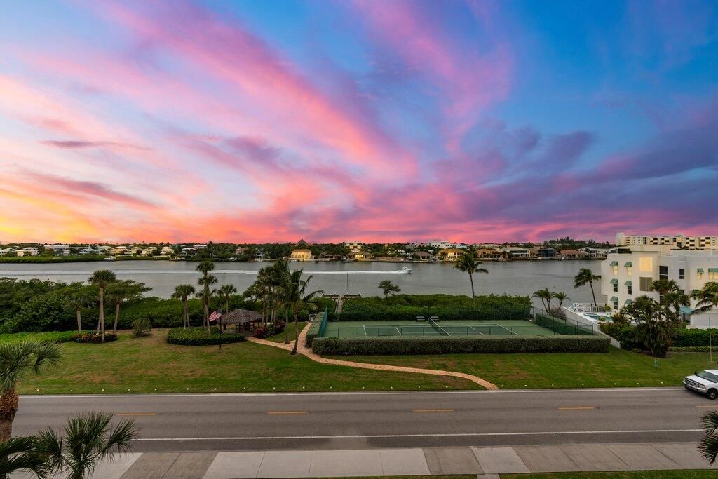 For Sale: $3,299,000 (3 beds, 2 baths, 3025 Square Feet)