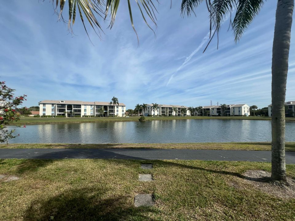 Active With Contract: $1,850 (2 beds, 2 baths, 1104 Square Feet)