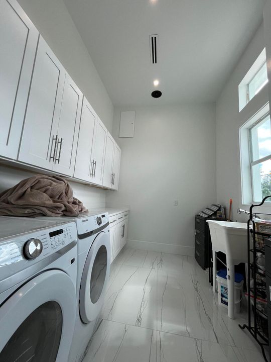 For Rent: $1,200 (4 beds, 4 baths, 3915 Square Feet)