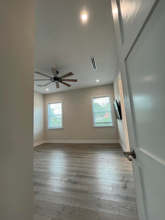 For Rent: $1,200 (4 beds, 4 baths, 3915 Square Feet)