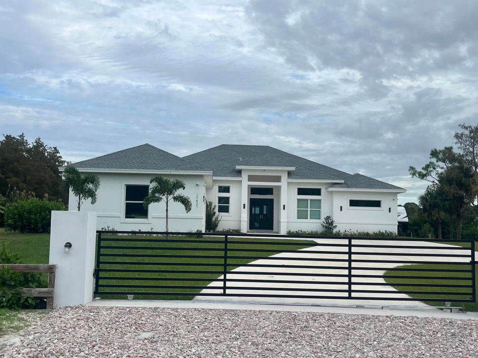 For Rent: $1,200 (4 beds, 4 baths, 3915 Square Feet)