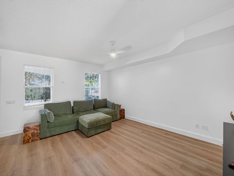 Под контрактом: $3,900 (3 спален, 2 ванн, 1890 Квадратных фут)