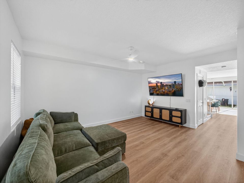 Под контрактом: $3,900 (3 спален, 2 ванн, 1890 Квадратных фут)