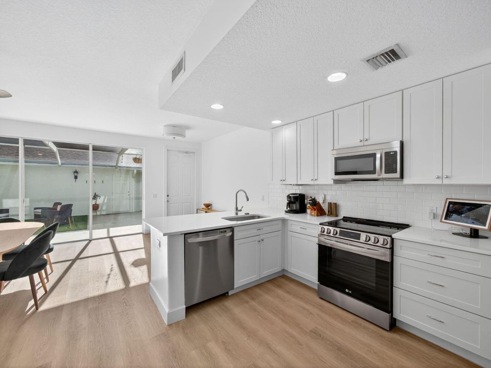 Под контрактом: $3,900 (3 спален, 2 ванн, 1890 Квадратных фут)