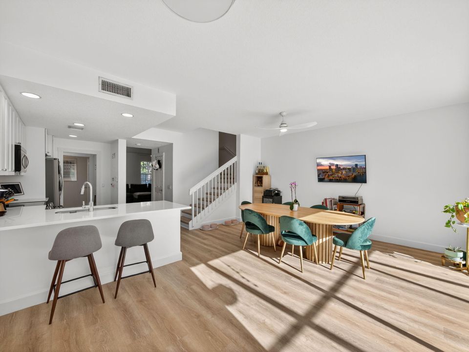 Под контрактом: $3,900 (3 спален, 2 ванн, 1890 Квадратных фут)