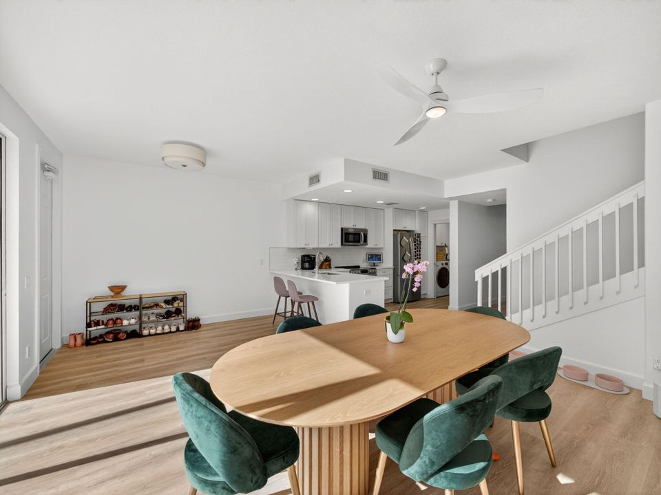 Под контрактом: $3,900 (3 спален, 2 ванн, 1890 Квадратных фут)