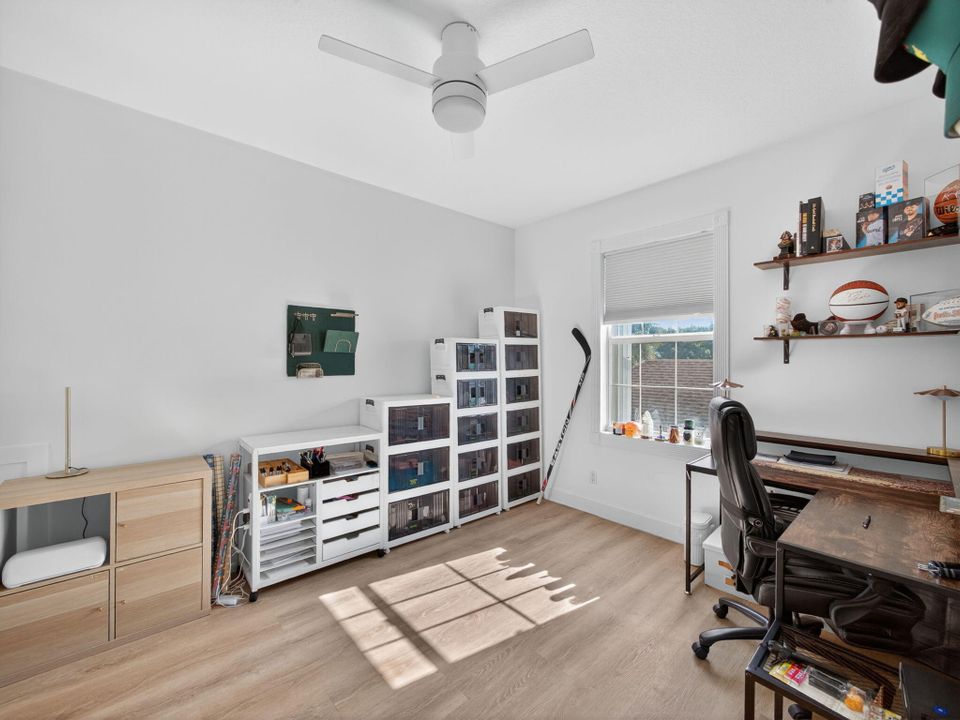 Под контрактом: $3,900 (3 спален, 2 ванн, 1890 Квадратных фут)