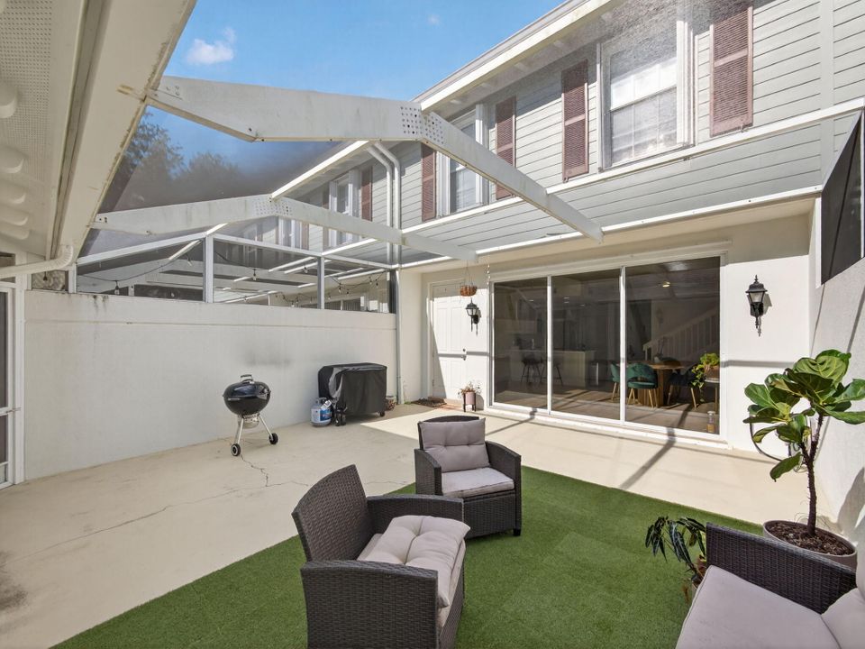 Под контрактом: $3,900 (3 спален, 2 ванн, 1890 Квадратных фут)