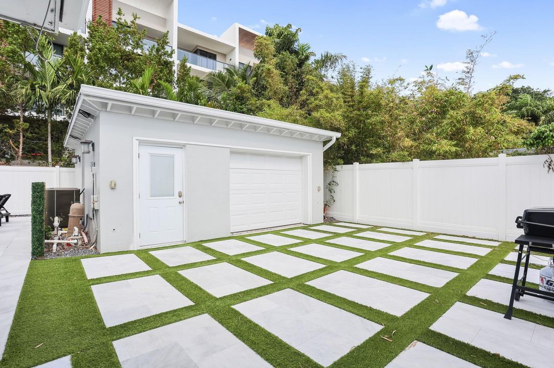 For Sale: $2,295,000 (4 beds, 3 baths, 2198 Square Feet)