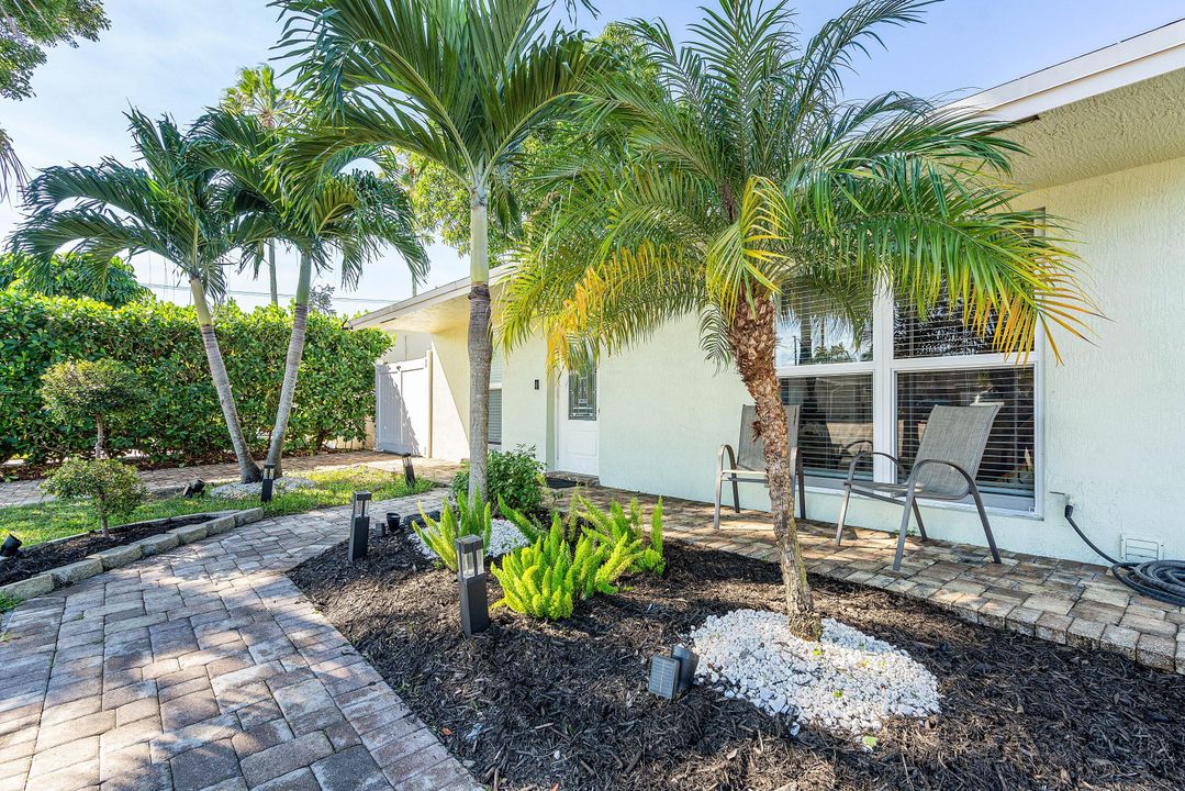 For Sale: $559,900 (4 beds, 2 baths, 1296 Square Feet)