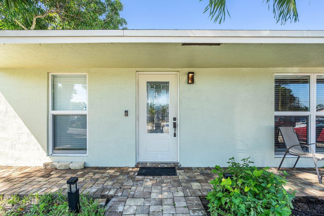 For Sale: $559,900 (4 beds, 2 baths, 1296 Square Feet)