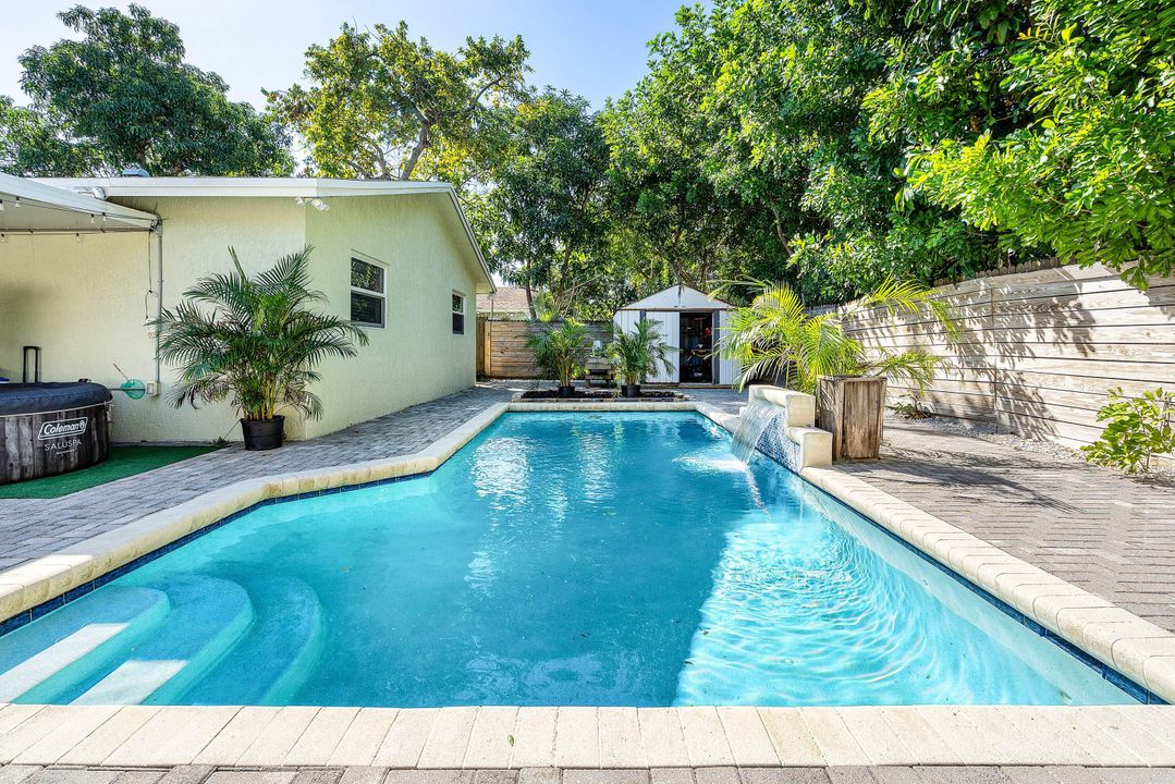 For Sale: $559,900 (4 beds, 2 baths, 1296 Square Feet)