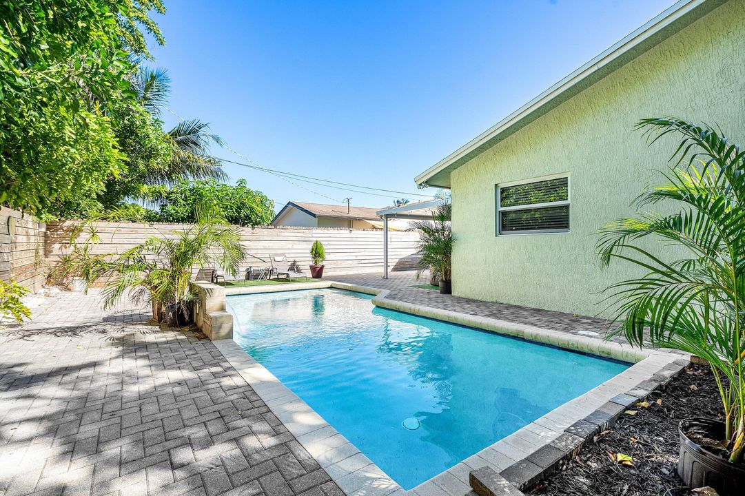 For Sale: $559,900 (4 beds, 2 baths, 1296 Square Feet)