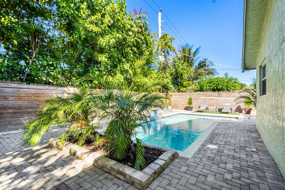 For Sale: $559,900 (4 beds, 2 baths, 1296 Square Feet)