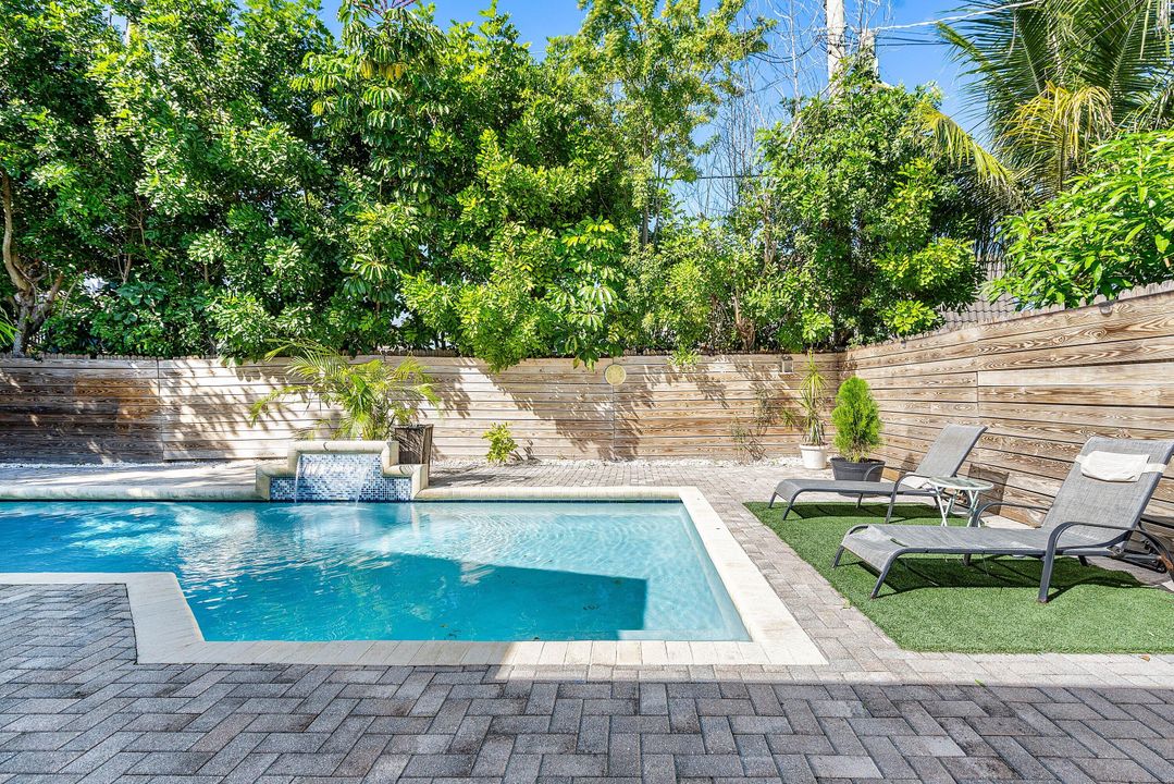 For Sale: $559,900 (4 beds, 2 baths, 1296 Square Feet)