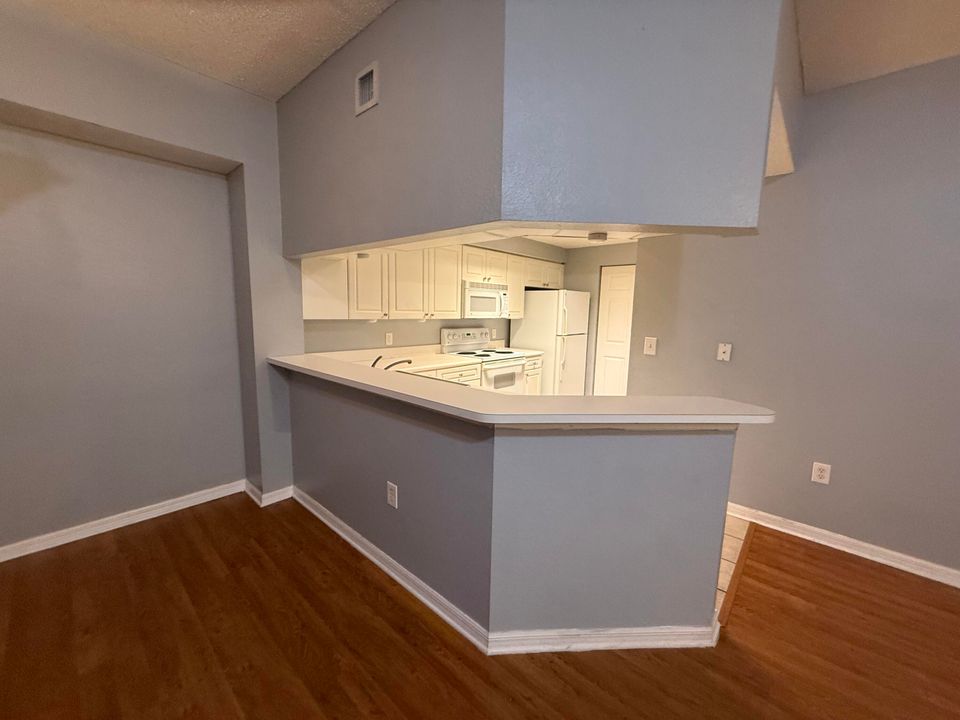 Recently Rented: $1,800 (1 beds, 1 baths, 819 Square Feet)