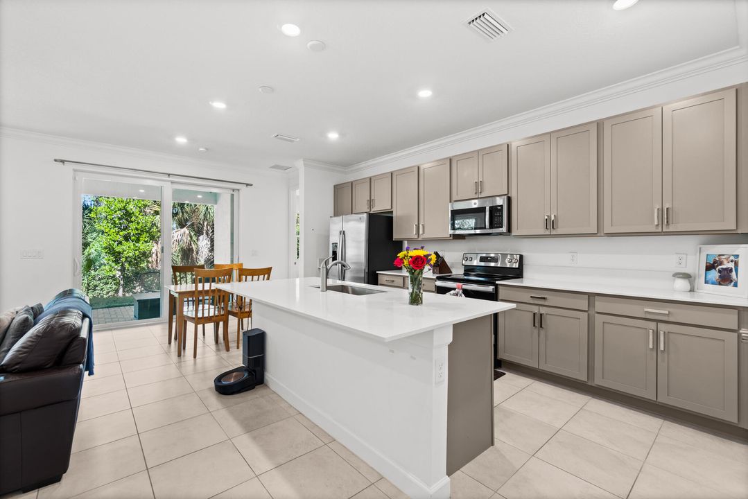 En Venta: $399,000 (3 camas, 3 baños, 1598 Pies cuadrados)