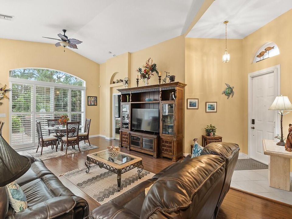 For Sale: $325,000 (3 beds, 2 baths, 1377 Square Feet)