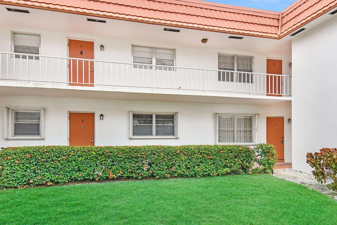 For Sale: $139,000 (2 beds, 2 baths, 894 Square Feet)