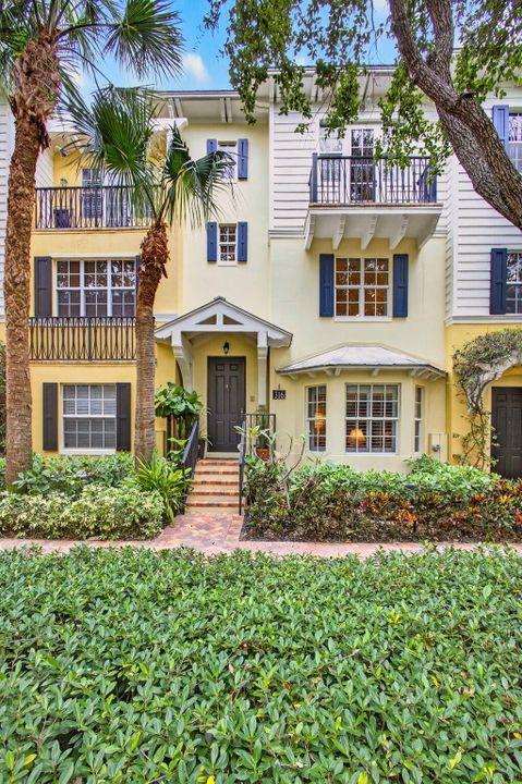 合同活跃: $1,450,000 (3 贝兹, 3 浴室, 2026 平方英尺)