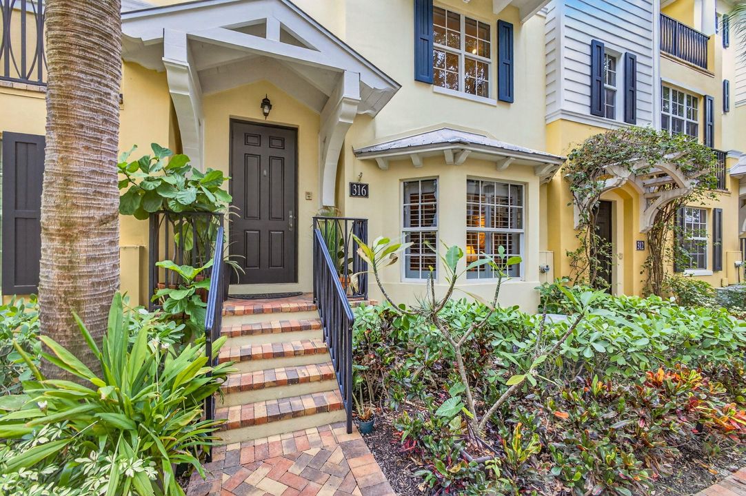 合同活跃: $1,450,000 (3 贝兹, 3 浴室, 2026 平方英尺)