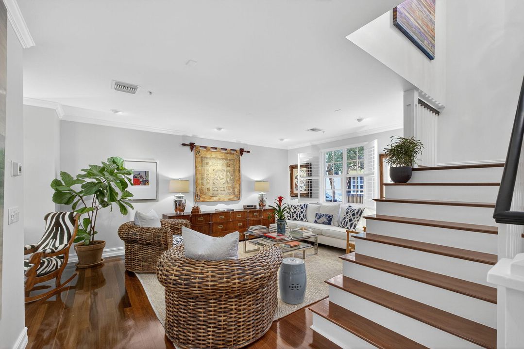 合同活跃: $1,450,000 (3 贝兹, 3 浴室, 2026 平方英尺)