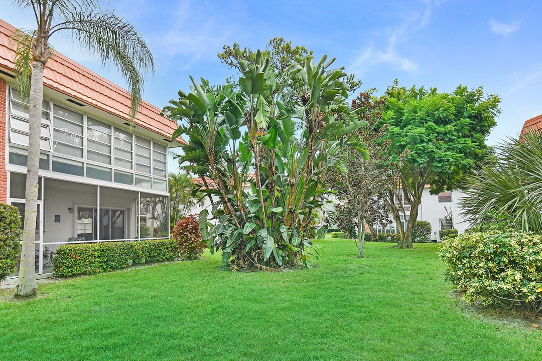 For Sale: $139,000 (2 beds, 2 baths, 894 Square Feet)