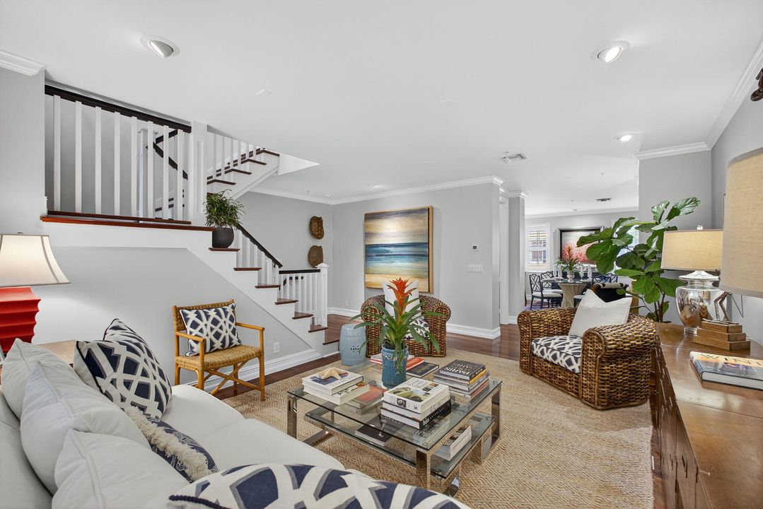 合同活跃: $1,450,000 (3 贝兹, 3 浴室, 2026 平方英尺)