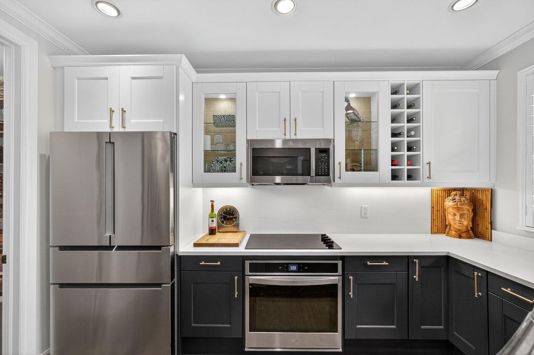 合同活跃: $1,450,000 (3 贝兹, 3 浴室, 2026 平方英尺)