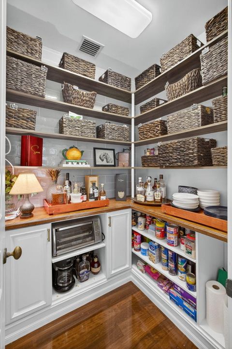 合同活跃: $1,450,000 (3 贝兹, 3 浴室, 2026 平方英尺)