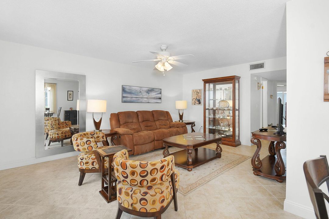 For Sale: $139,000 (2 beds, 2 baths, 894 Square Feet)