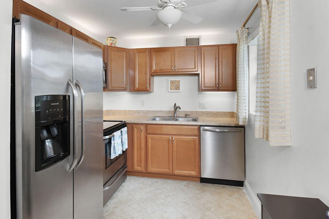 For Sale: $139,000 (2 beds, 2 baths, 894 Square Feet)