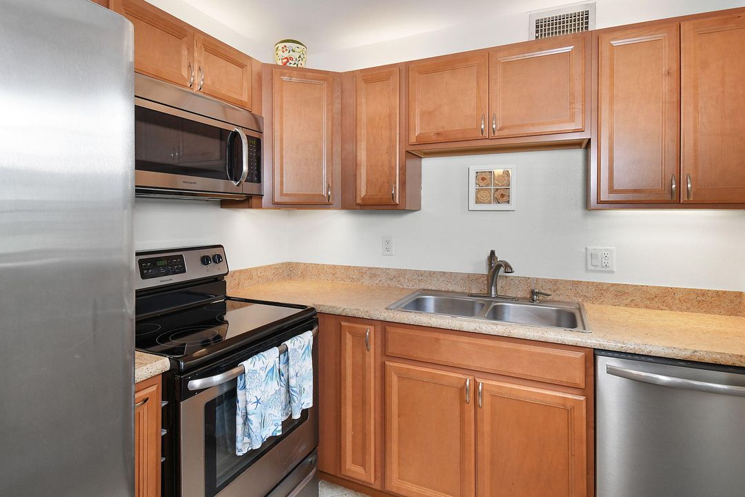For Sale: $139,000 (2 beds, 2 baths, 894 Square Feet)