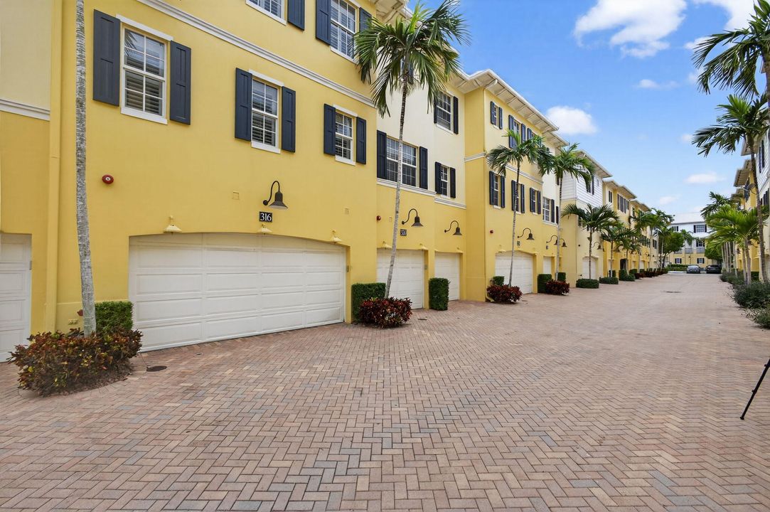 合同活跃: $1,450,000 (3 贝兹, 3 浴室, 2026 平方英尺)