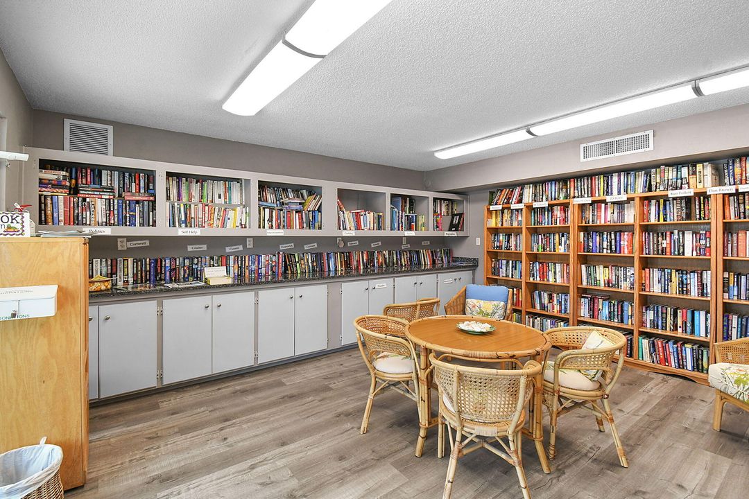 For Sale: $139,000 (2 beds, 2 baths, 894 Square Feet)