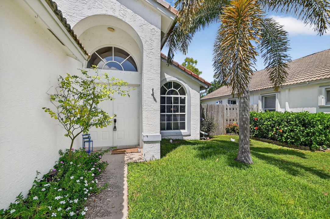 出租: $5,800 (3 贝兹, 2 浴室, 1358 平方英尺)