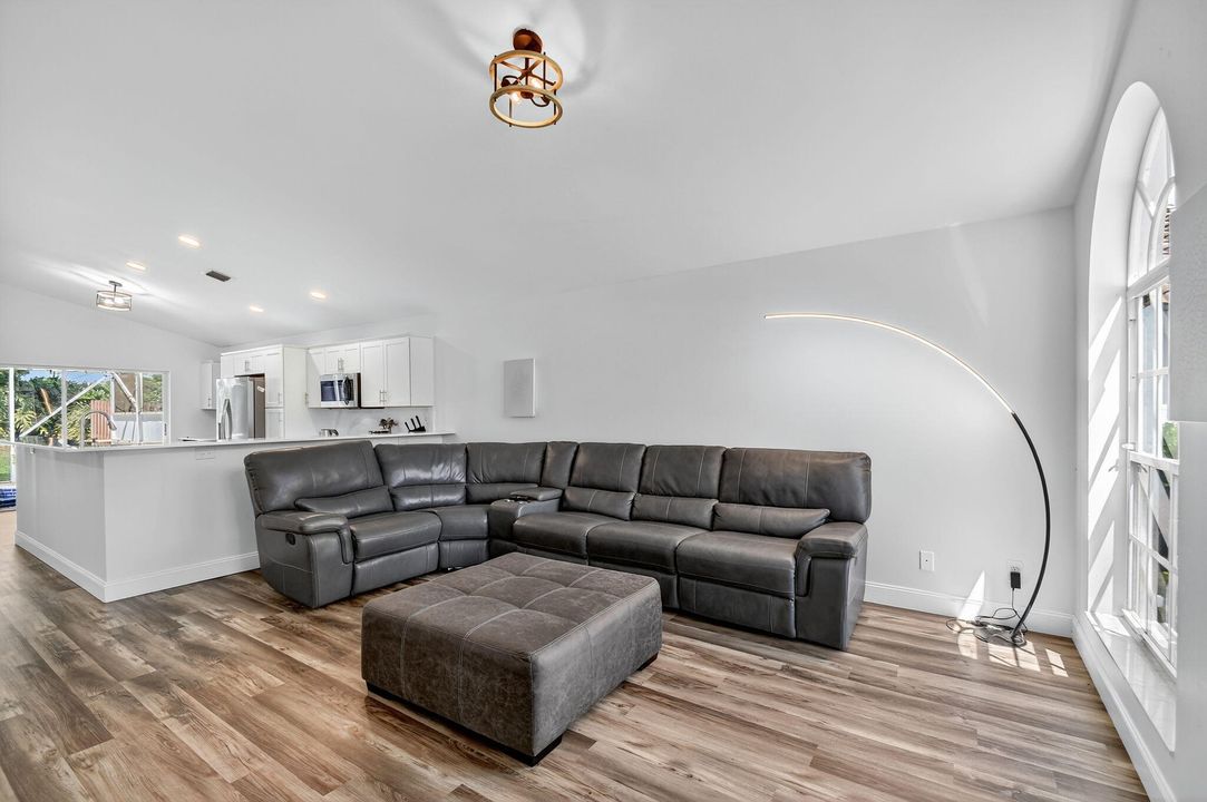 出租: $5,800 (3 贝兹, 2 浴室, 1358 平方英尺)