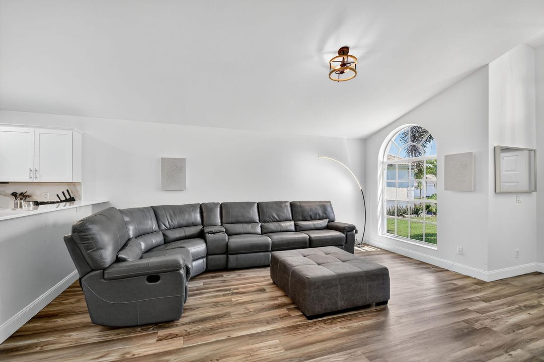 出租: $5,800 (3 贝兹, 2 浴室, 1358 平方英尺)