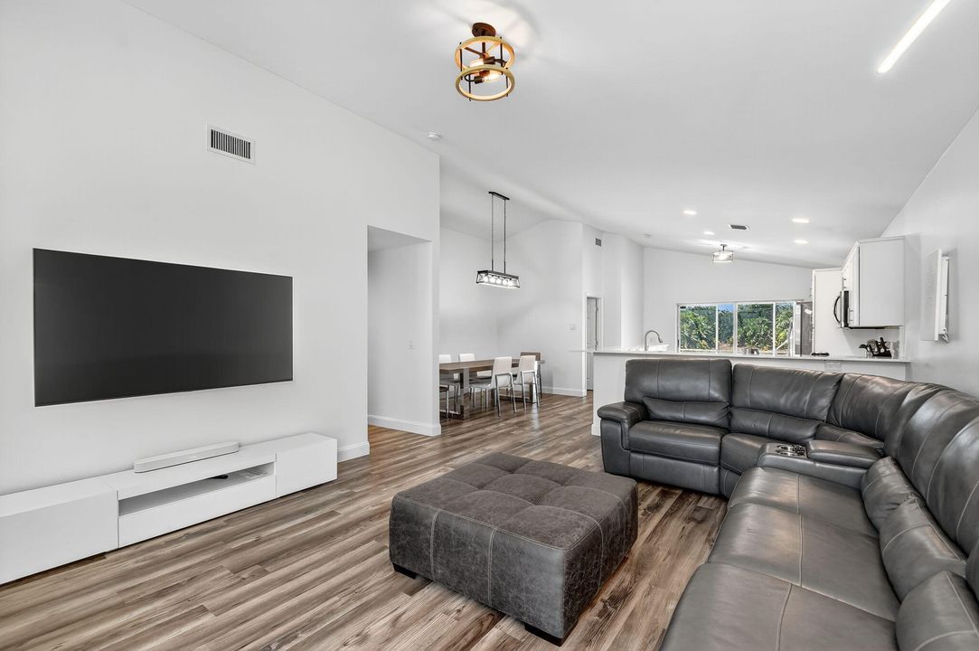 出租: $5,800 (3 贝兹, 2 浴室, 1358 平方英尺)