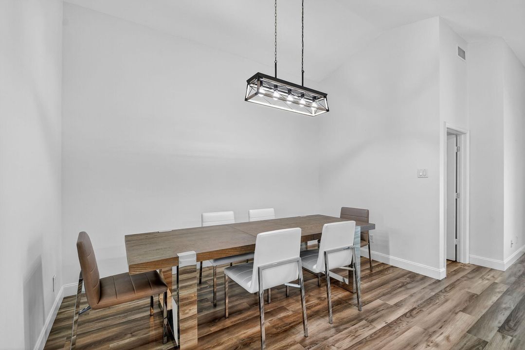 出租: $5,800 (3 贝兹, 2 浴室, 1358 平方英尺)