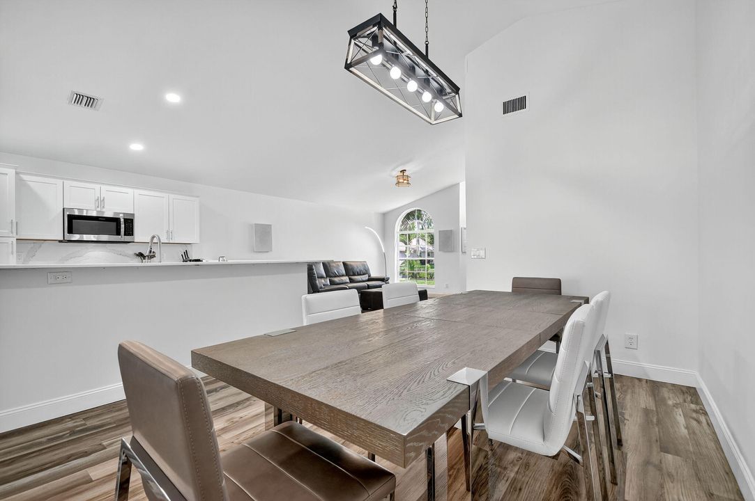 出租: $5,800 (3 贝兹, 2 浴室, 1358 平方英尺)