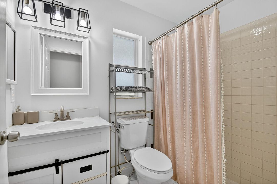 出租: $5,800 (3 贝兹, 2 浴室, 1358 平方英尺)